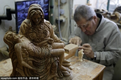巴勒斯坦木匠巧手如云，木雕艺术栩栩如生